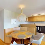 Stylish Family With Fireplace Daire